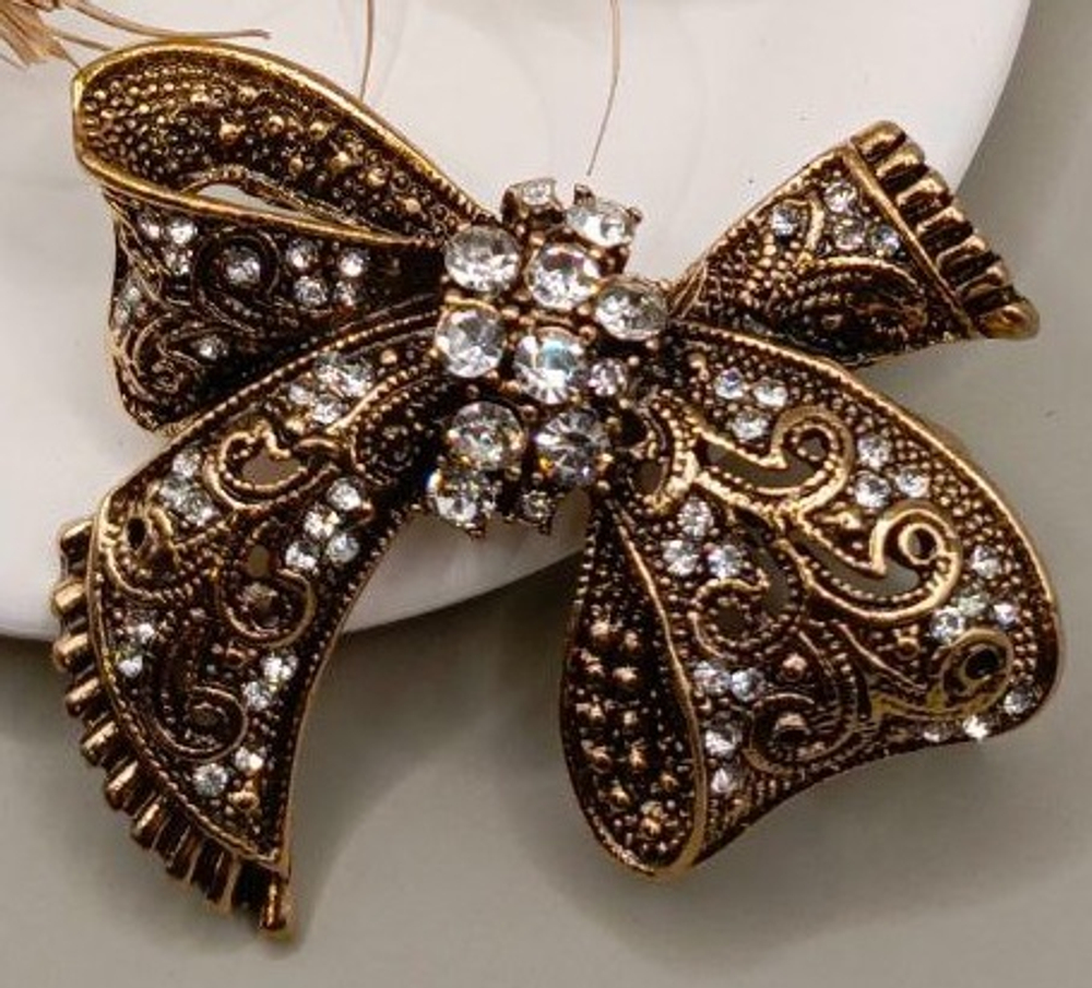 Брошь "Бантик со стразами"