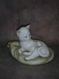 Статуэтка. Фарфор. Котёнок на зелёной подушке. Capodimonte. Италия