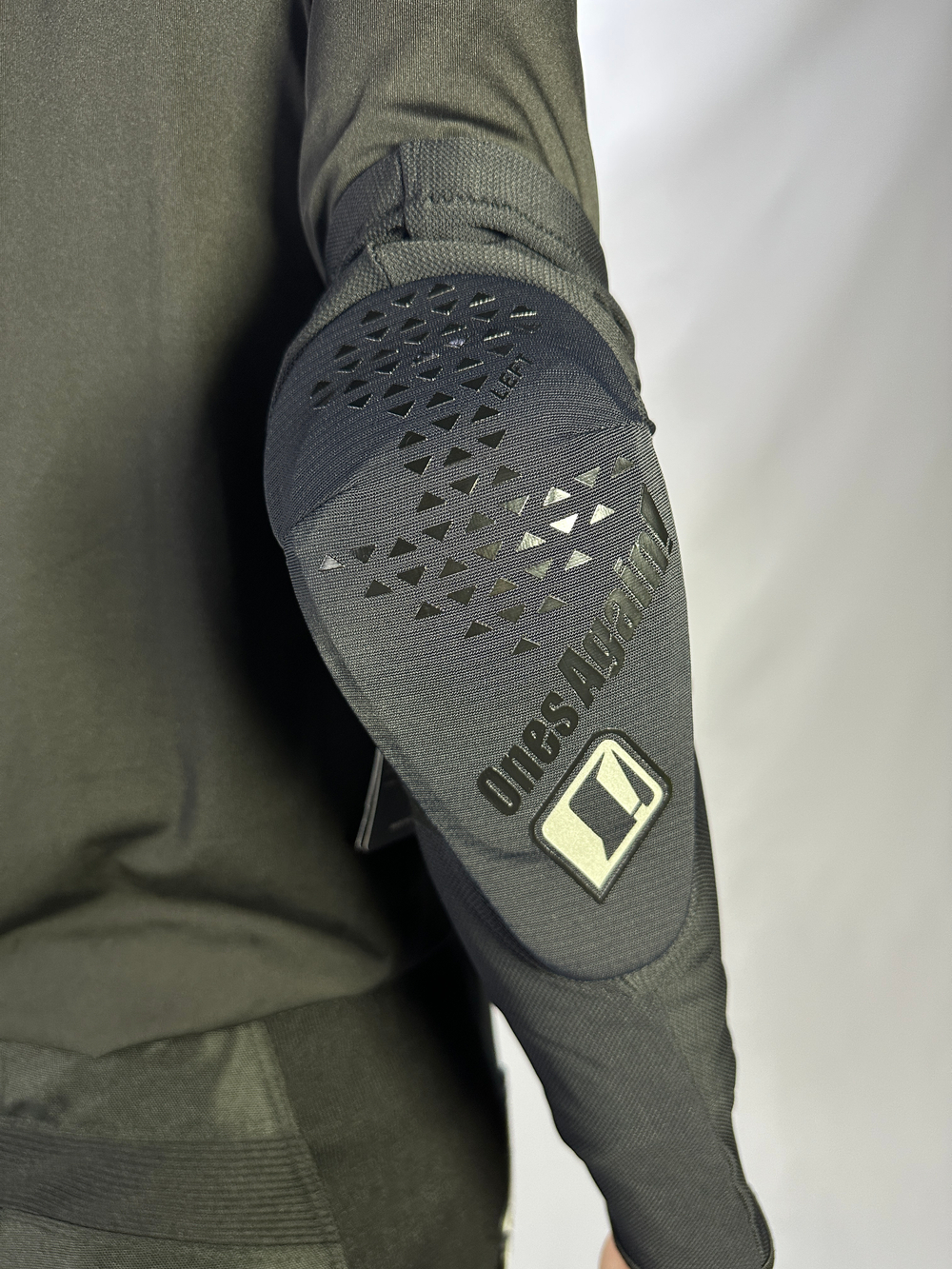 Защита локтей Ones Again