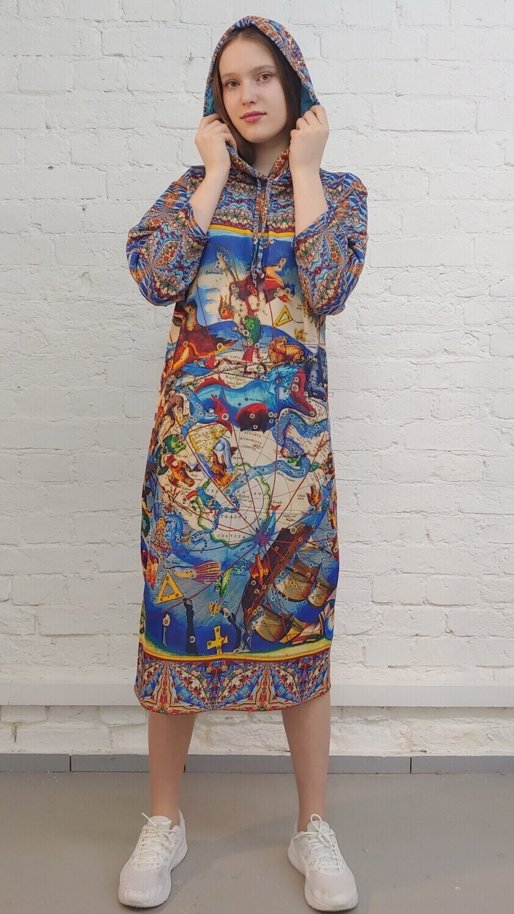 Платье с капюшоном "Яркие созвездия", по мотивам иллюстраций из Небесного атласа Андреаса Целлариуса «Гармония Макрокосмоса»