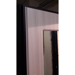 Входная металлическая дверь с зеркалом Бункер HIT Хит B-06 черный кварц / зеркало в рамке ФЛЗ - 618 Сандал белый