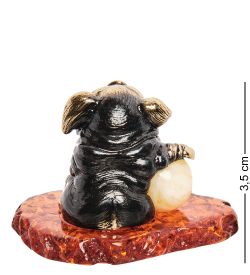 Народные промыслы AM-1233 Фигурка «Поросенок с шариком» (латунь, янтарь)