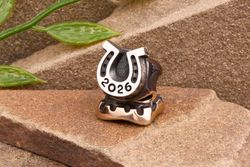 Бусина для темляка Счастливчик 2026 (биметалл) от мастерской Братьев Пешковых