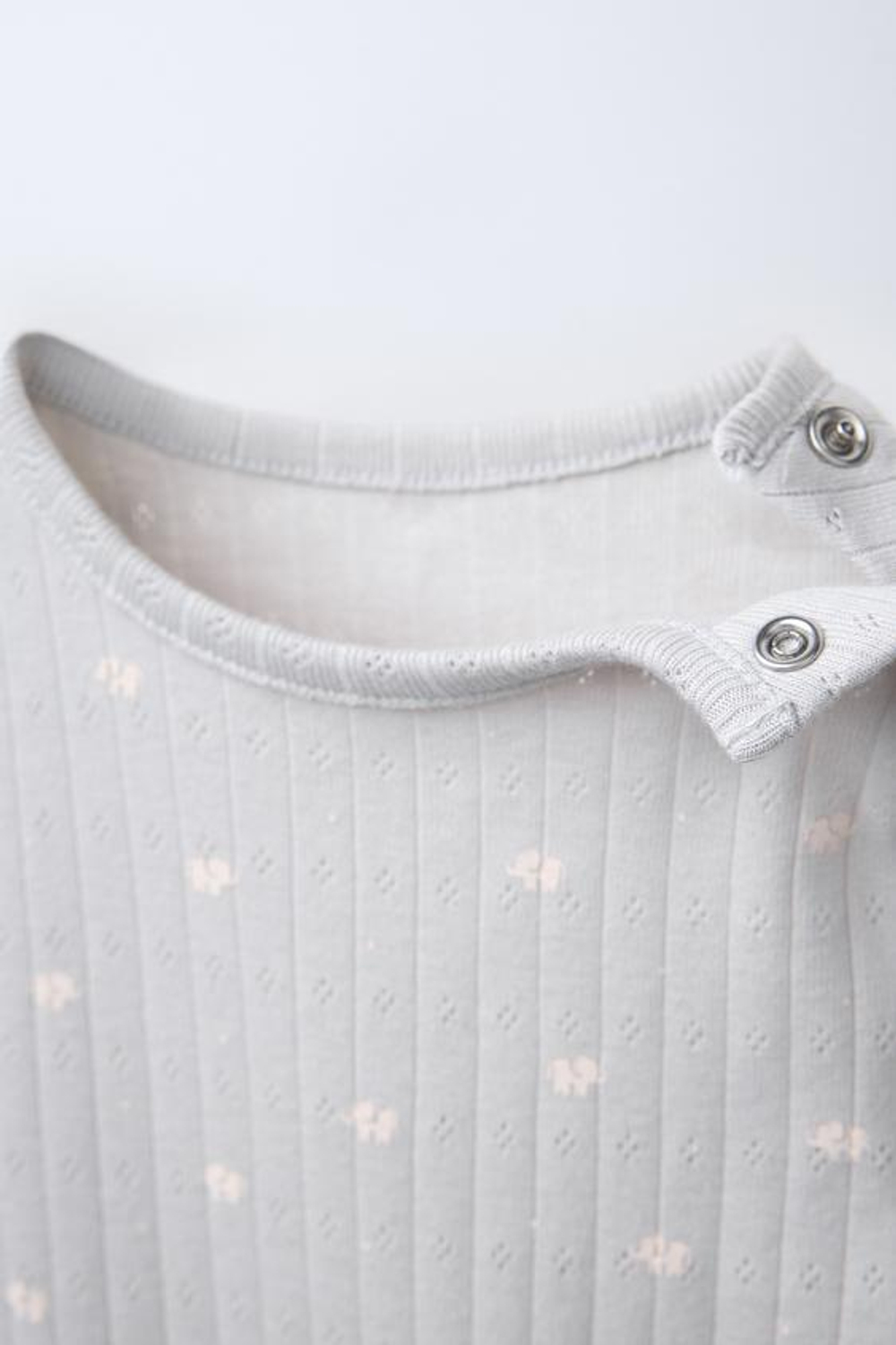 ZARA КОМПЛЕКТ ИЗ БОДИ И КАРДИГАНА С АЖУРНЫМ УЗОРОМ И ПРИНТОМ, СВЕТЛО-СЕРЫЙ