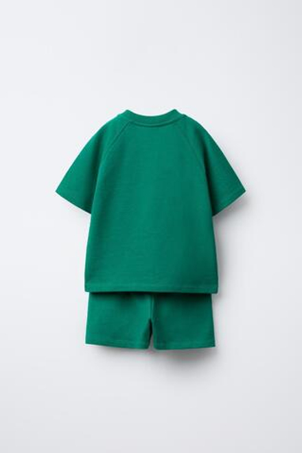 ZARA КОМПЛЕКТ ИЗ ФУТБОЛКИ И ШОРТ, ЗЕЛЕНЫЙ