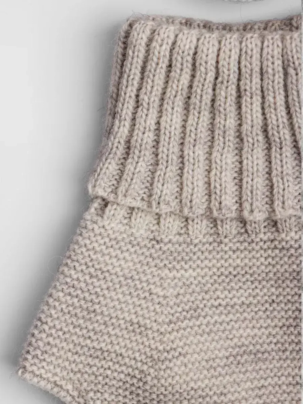 Чепчик и снуд детский на осень светло-бежевый