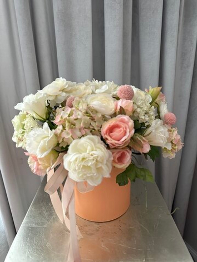 Цветочная композиция в персиковой шляпной коробке, в-30 см, д-34 см