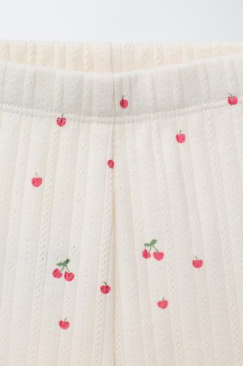 ZARA КОМПЛЕКТ ИЗ БОДИ И ЛЕГИНСОВ С ПРИНТОМ «ВИШНЯ», КРЕМОВЫЙ