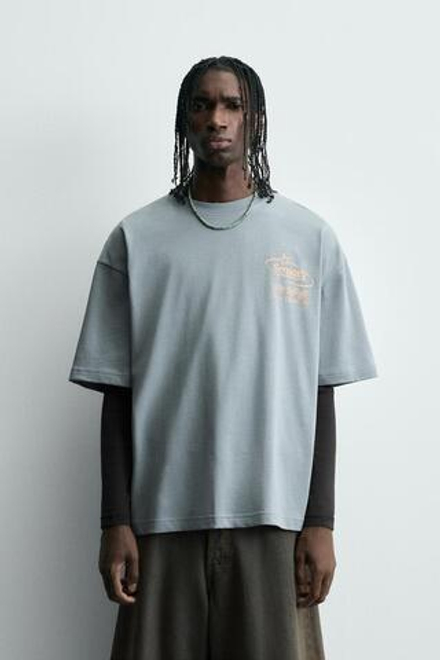 ZARA ФУТБОЛКА С ПРИНТОМ И ЭФФЕКТОМ ПОТЕРТОСТИ, ЛИНЯЛЫЙ ГОЛУБОЙ