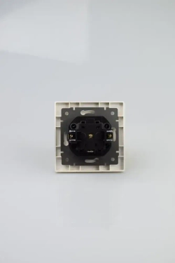 Розетка золото одинарная пластик