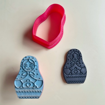 Штамп с вырубкой «Брошка-матрешка»