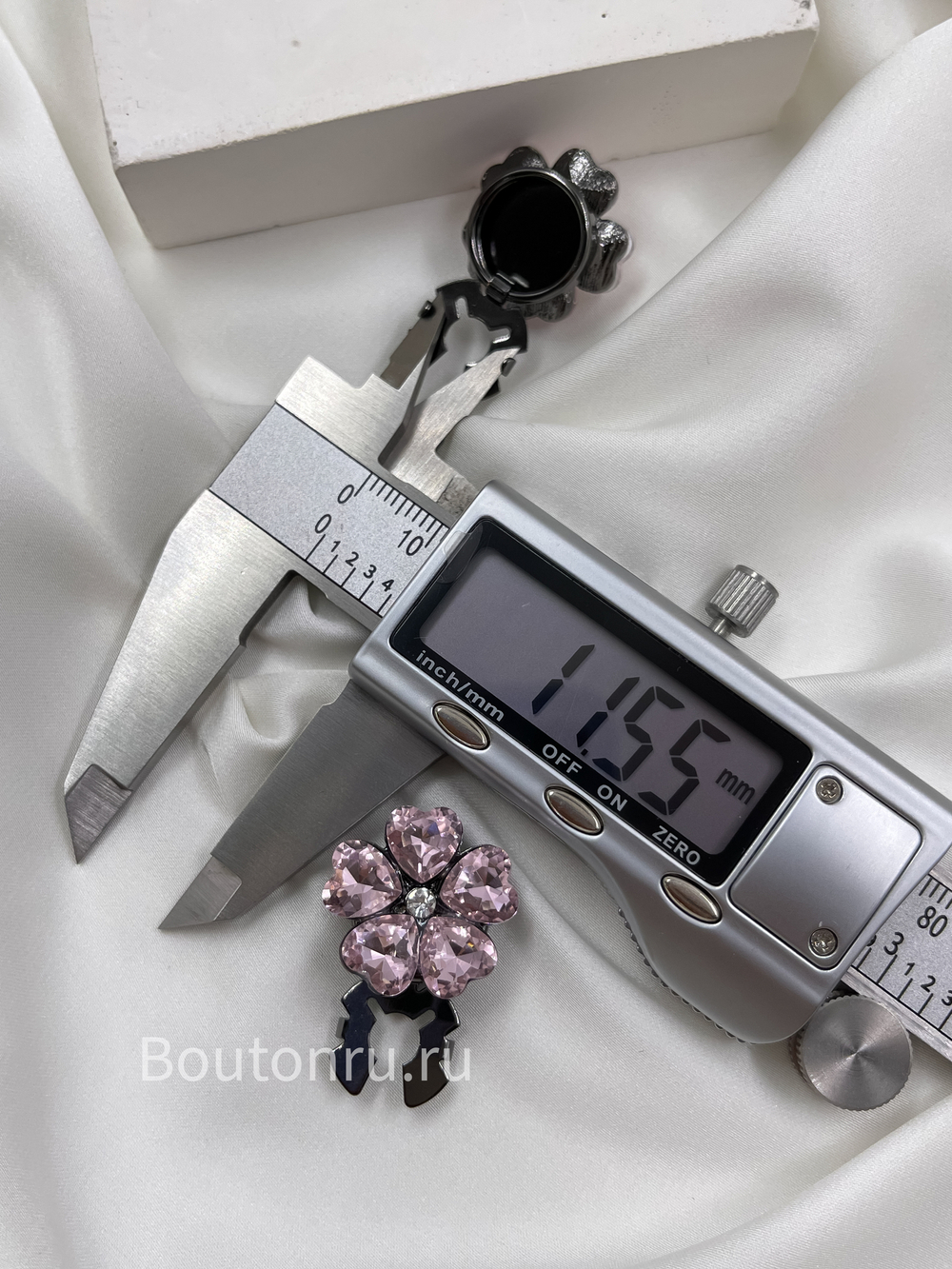 Накладка на пуговицу черная в форме цветка с розовыми стразами