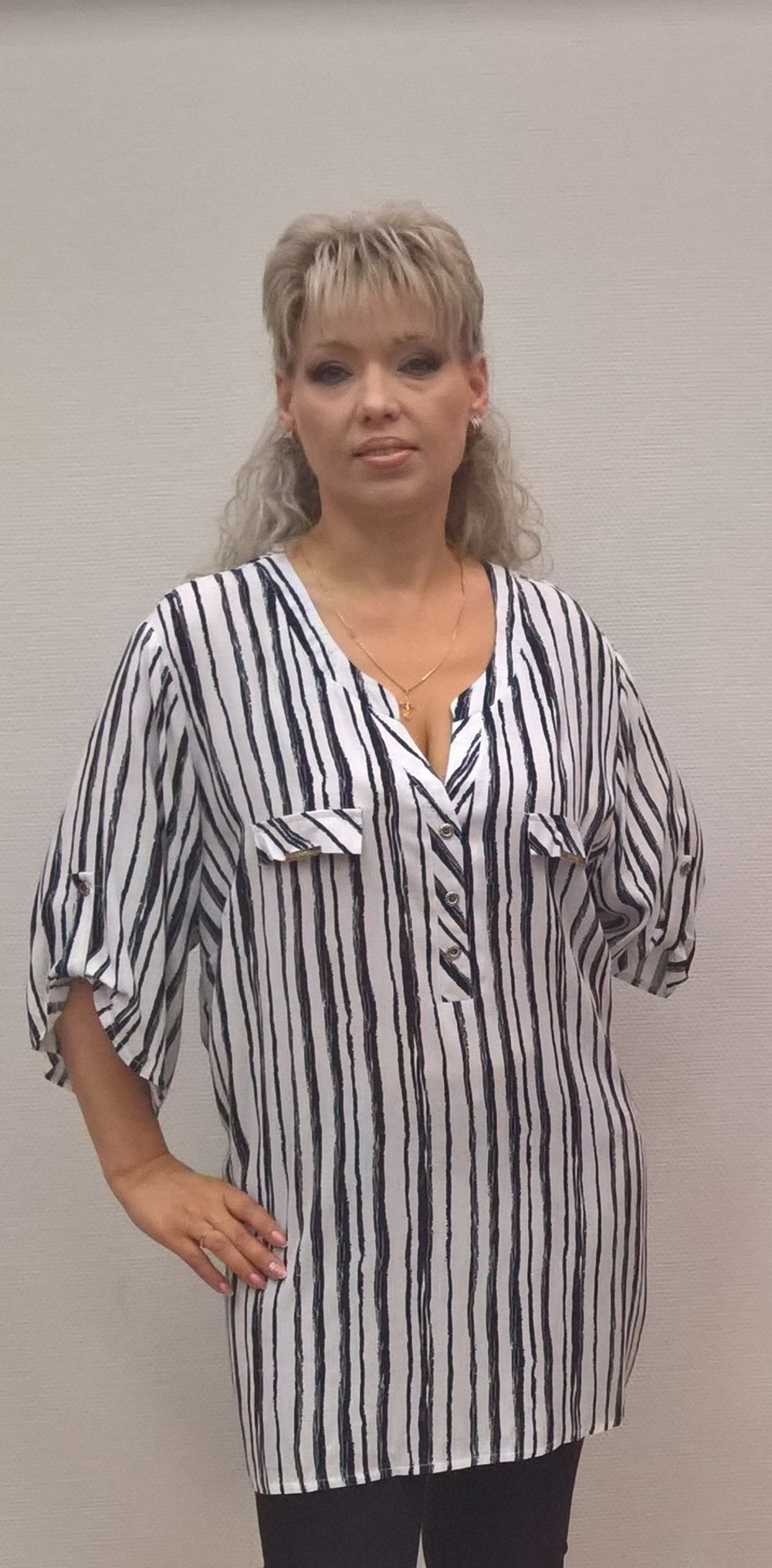 Блузон-рубашка в вертикальную полоску с клапанами на кармашках