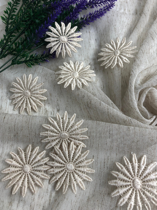 Аппликация пришивная, цветок беж d-5см ТН