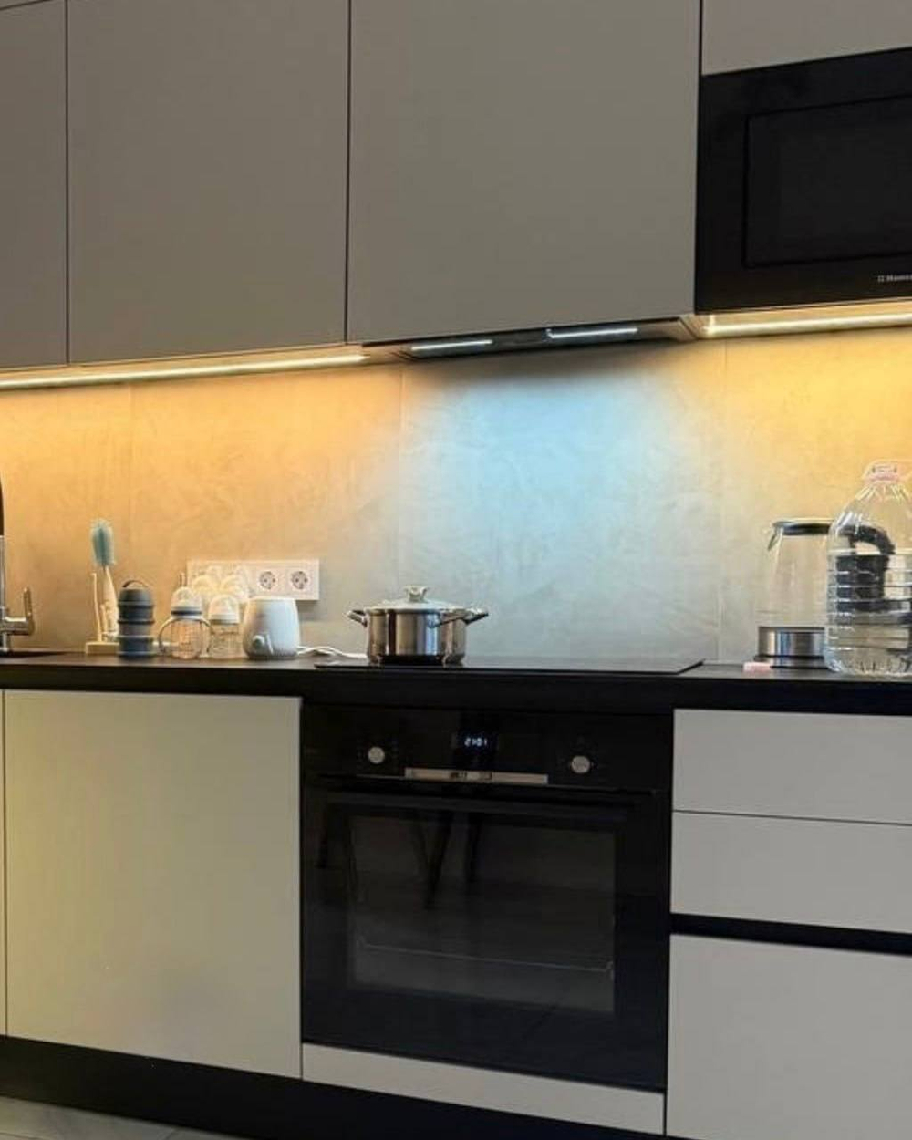 Современная кухня с тонированным стеклом и профилем Gola — без ручек