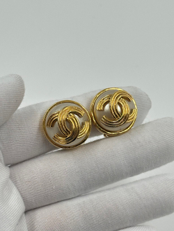 Клипсы Chanel с «жемчугом» и лого