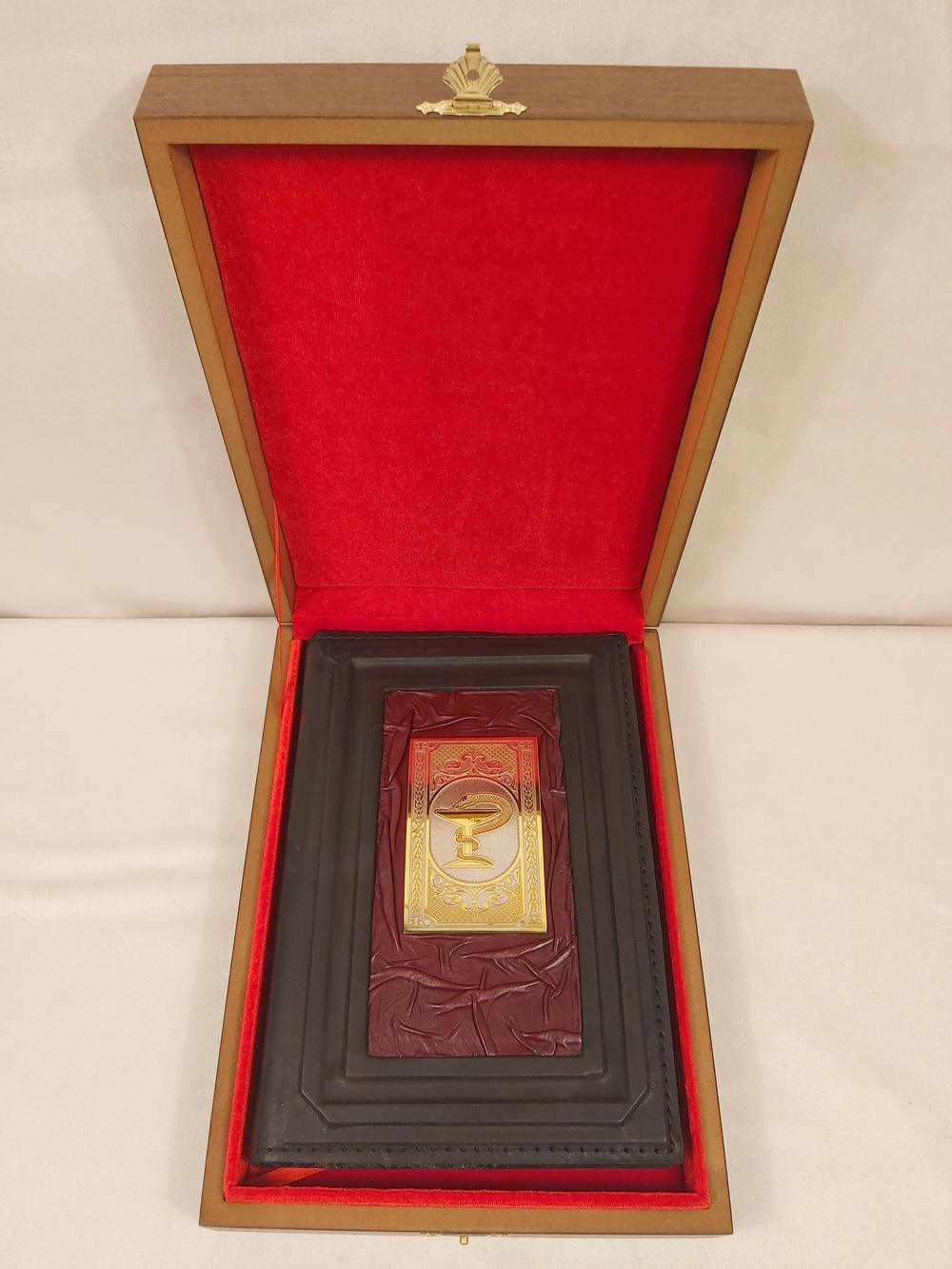 Ежедневник "Подарок медику" (златоустовская гравюра) из натуральной кожи со съемной обложкой в футляре