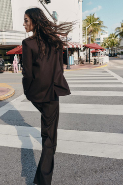 ZARA ДВУБОРТНЫЙ БЛЕЙЗЕР С ПОДПЛЕЧНИКАМИ, КОРИЧНЕВЫЙ