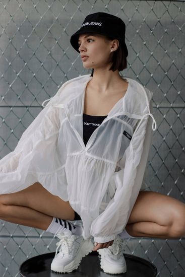 Как собрать нескучные образы с женскими ветровками