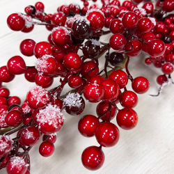Гирлянда из красно-бордовых ягод 260см ChristmasDeLuxe заснеженная