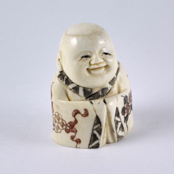 Нэцкэ Веселый мальчик Карако в кимоно