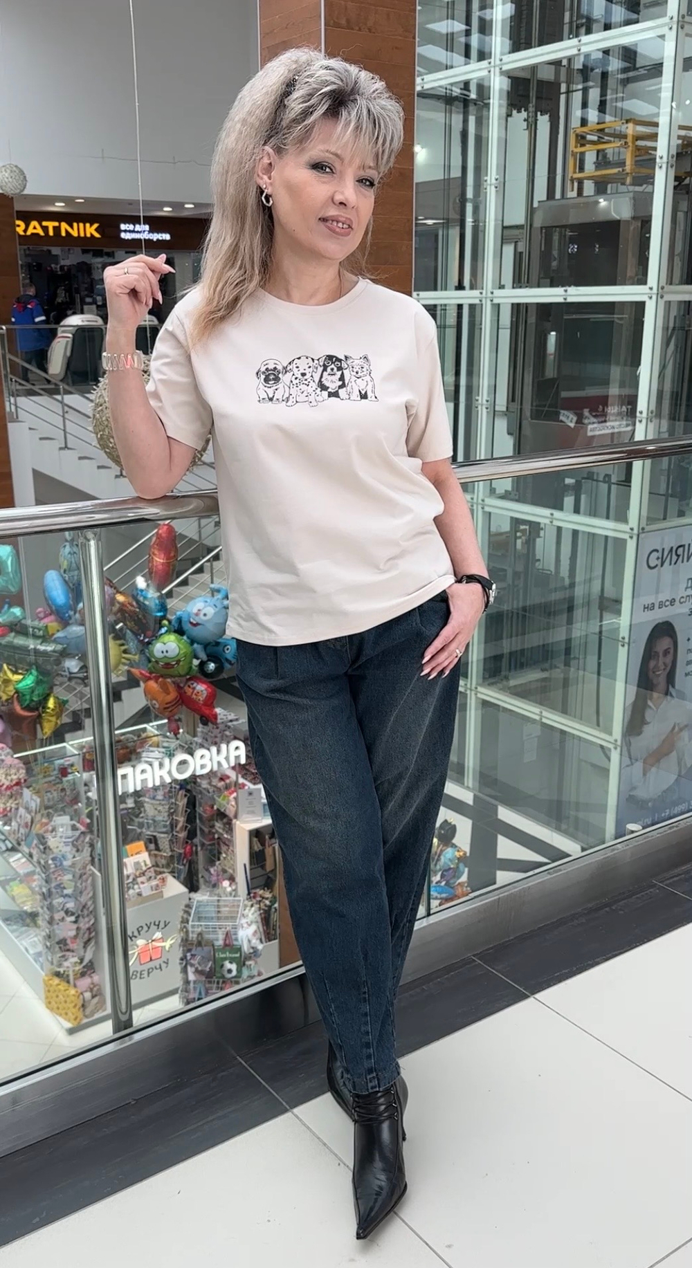 Джинсы-джоггеры темно-синего цвета.