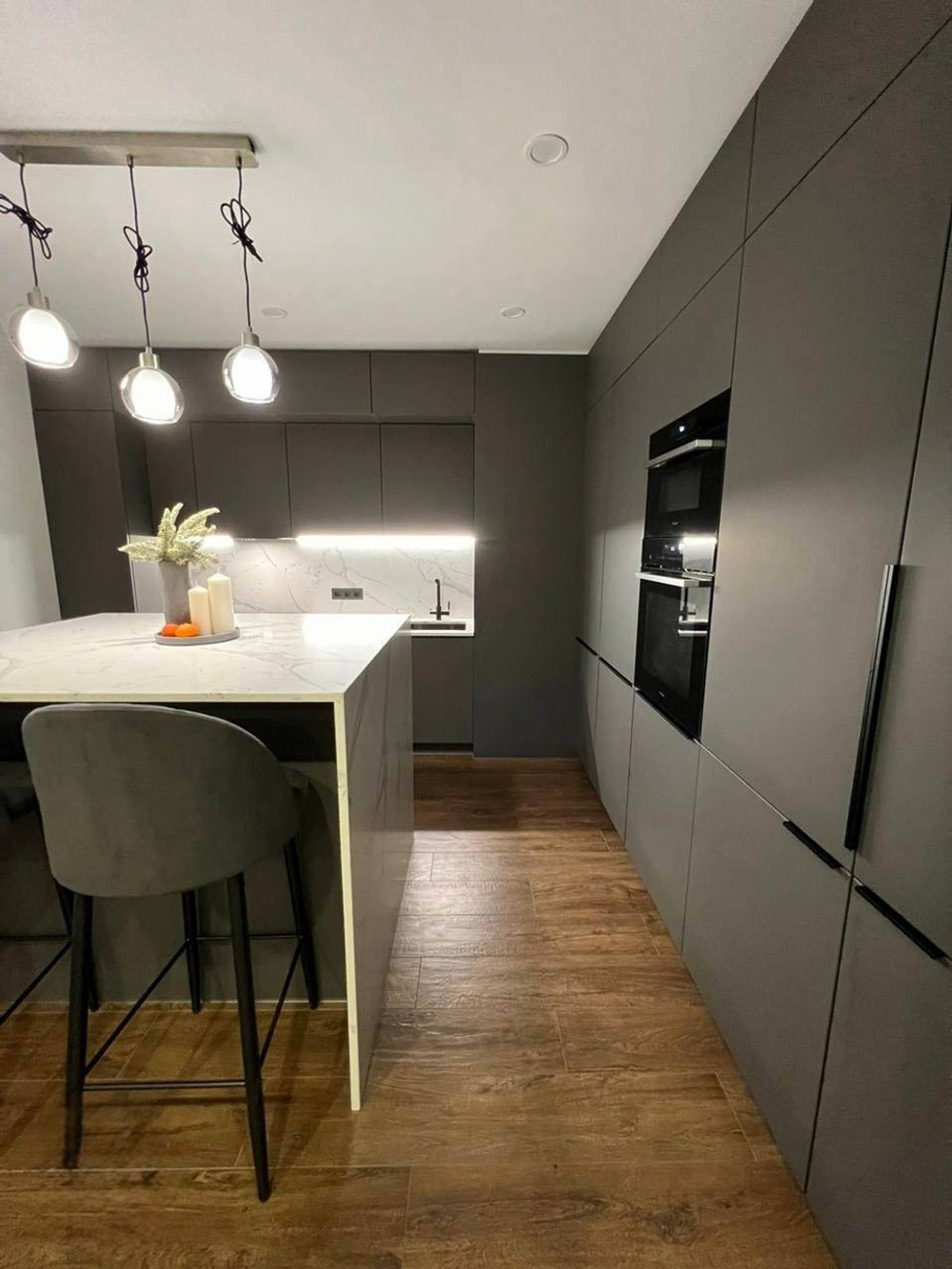 Кухня с островом из кварцевого агломерата Calacata