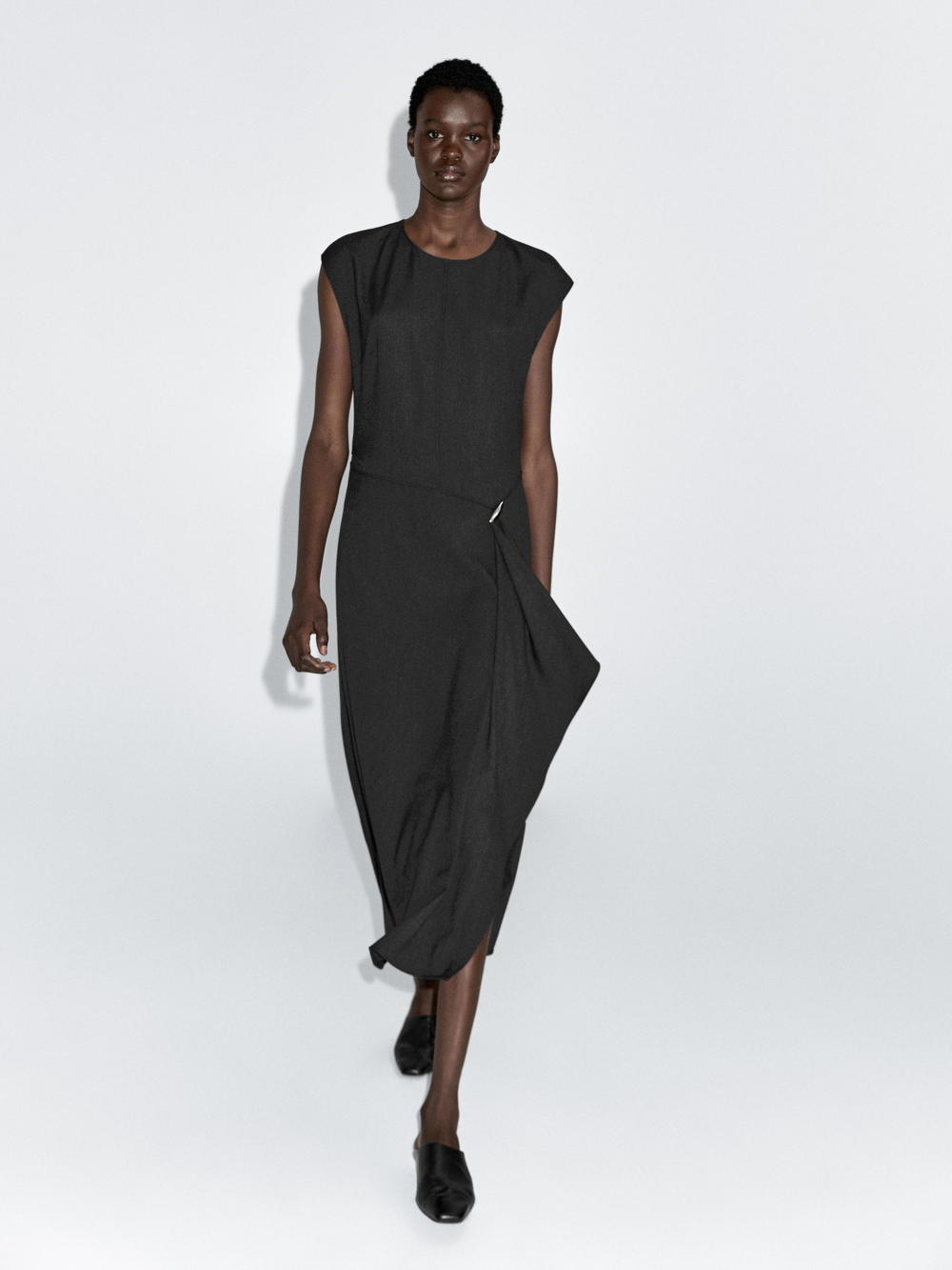 Massimo Dutti Платье миди с брошью, угольный