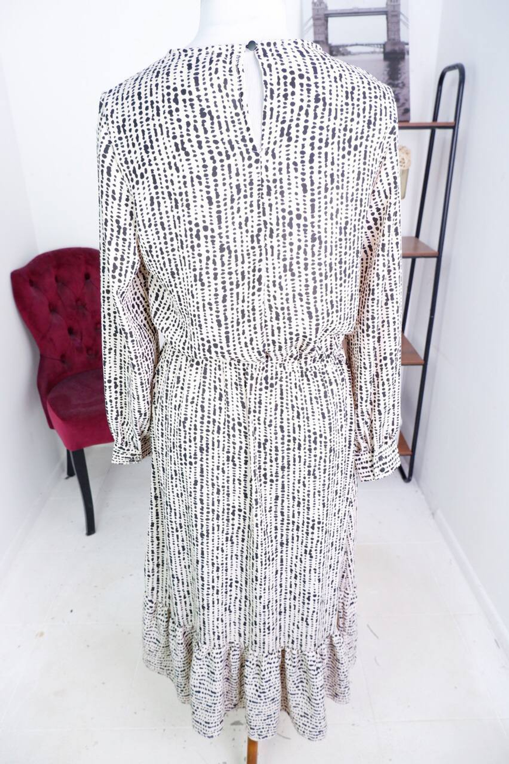 Платье приятной расцветки, визуально на 46 размер