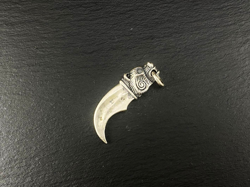 Подвеска. Медвежий коготь