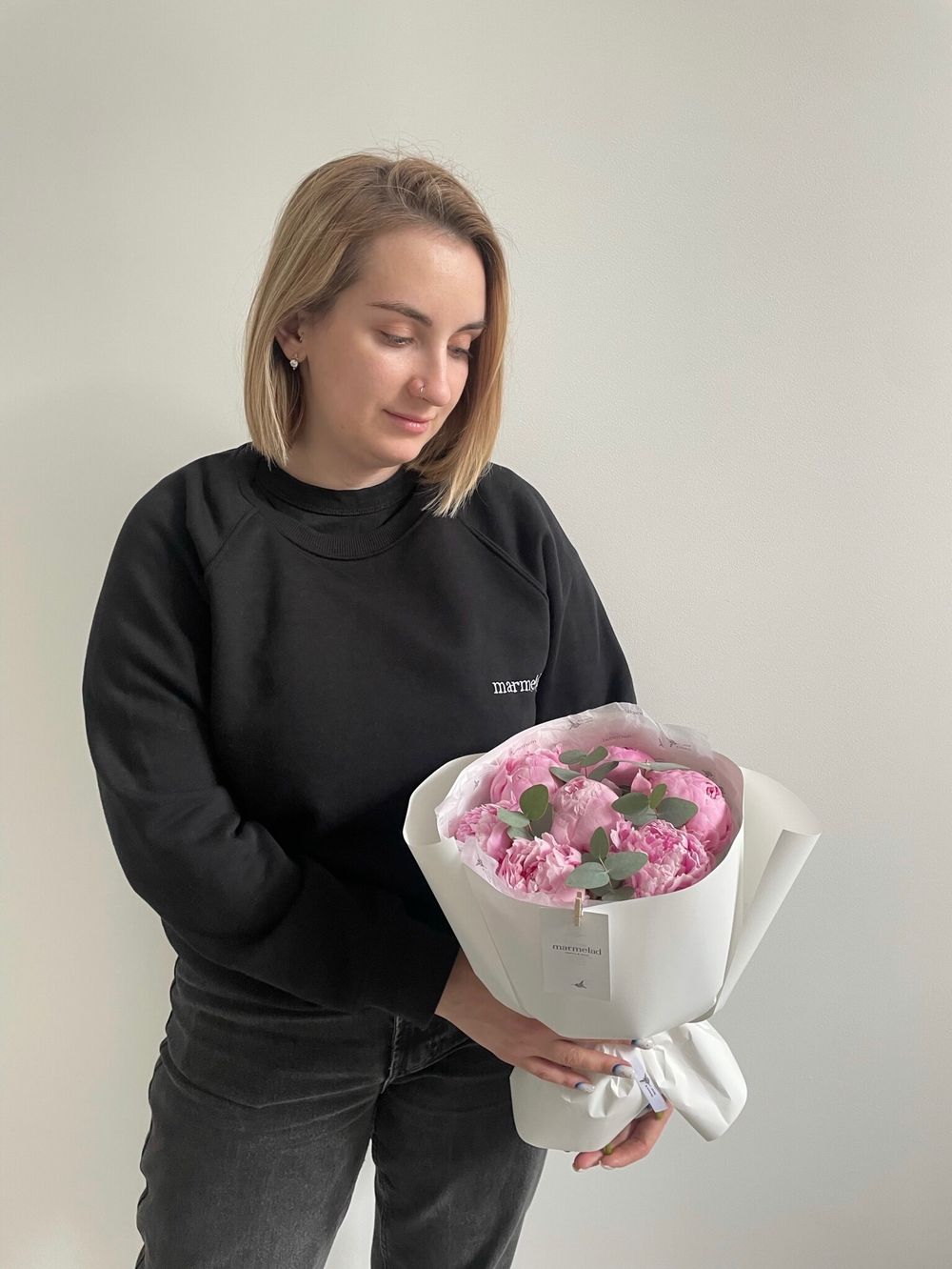 Букет 7 розовых пионов с добавление эвкалипта в оформлении