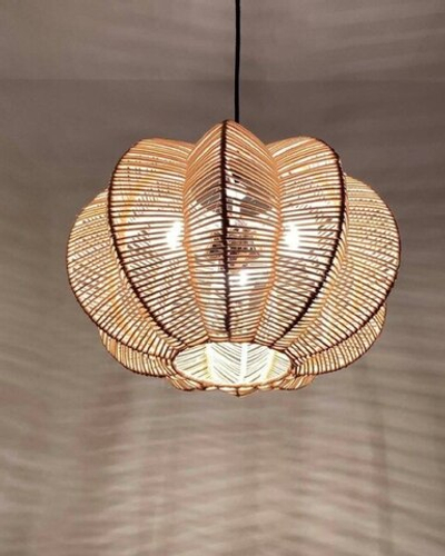 Изящная подвесная люстра из натурального ротанга с лепестковой формой.