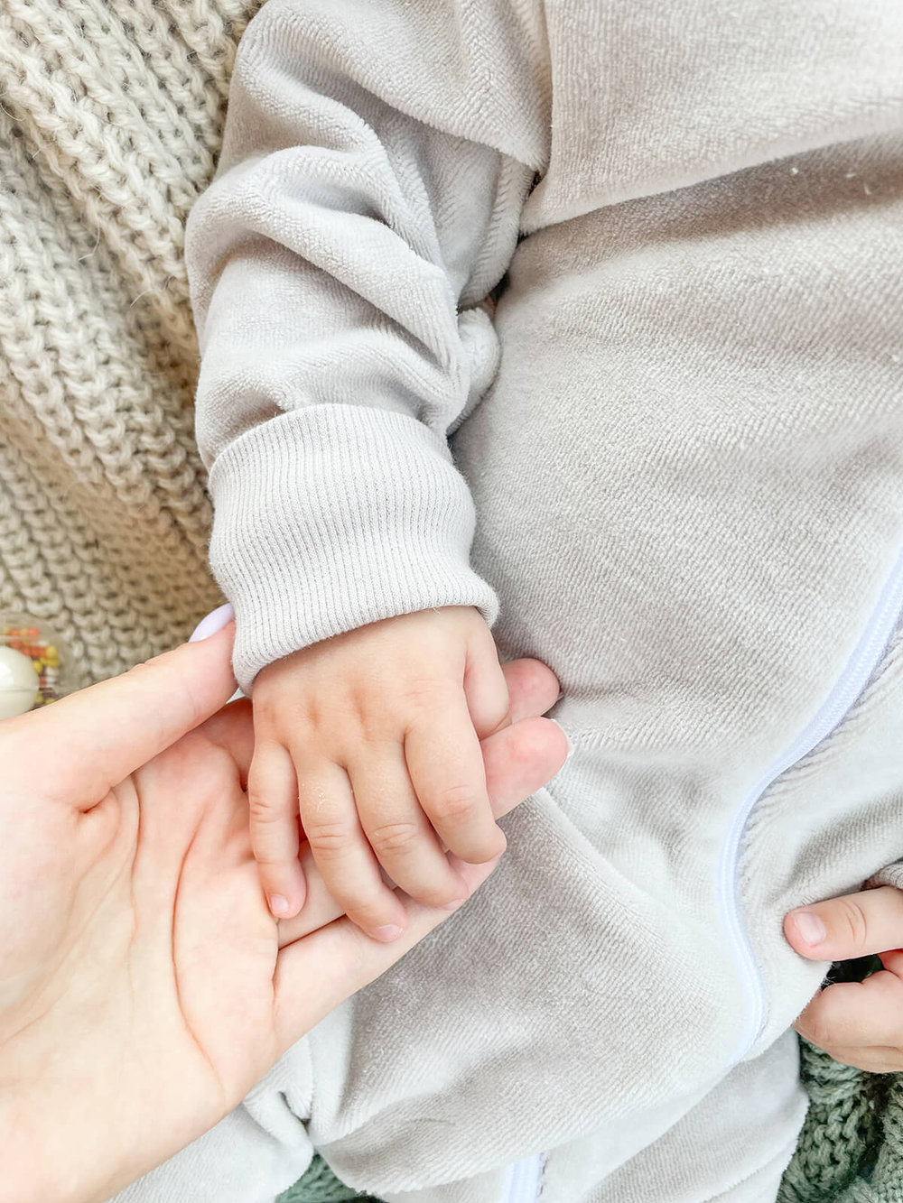 Велюровый комбинезон Mjölk Песочный серый, на манжетах, уценка