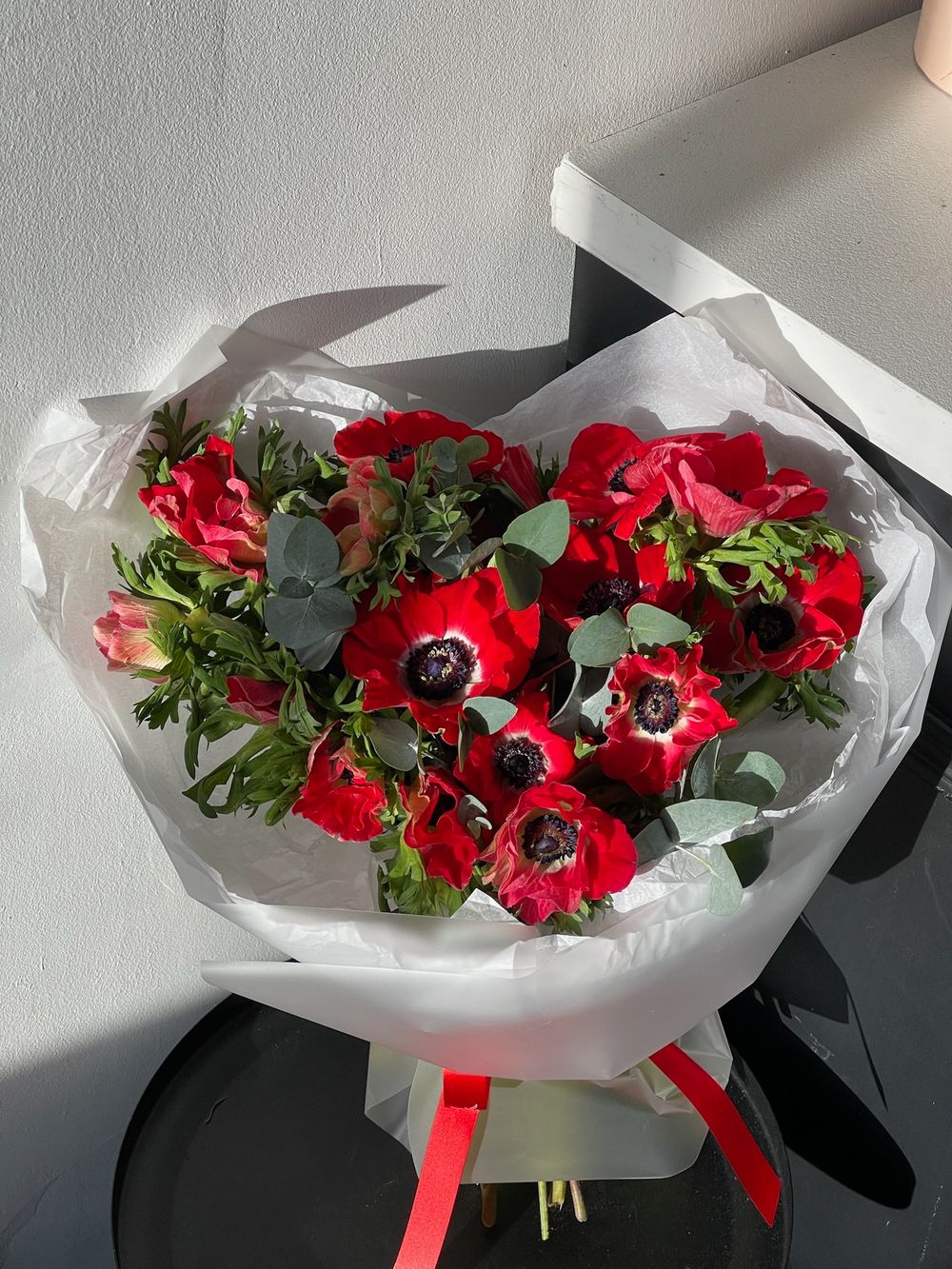 Букет из красных анемонов