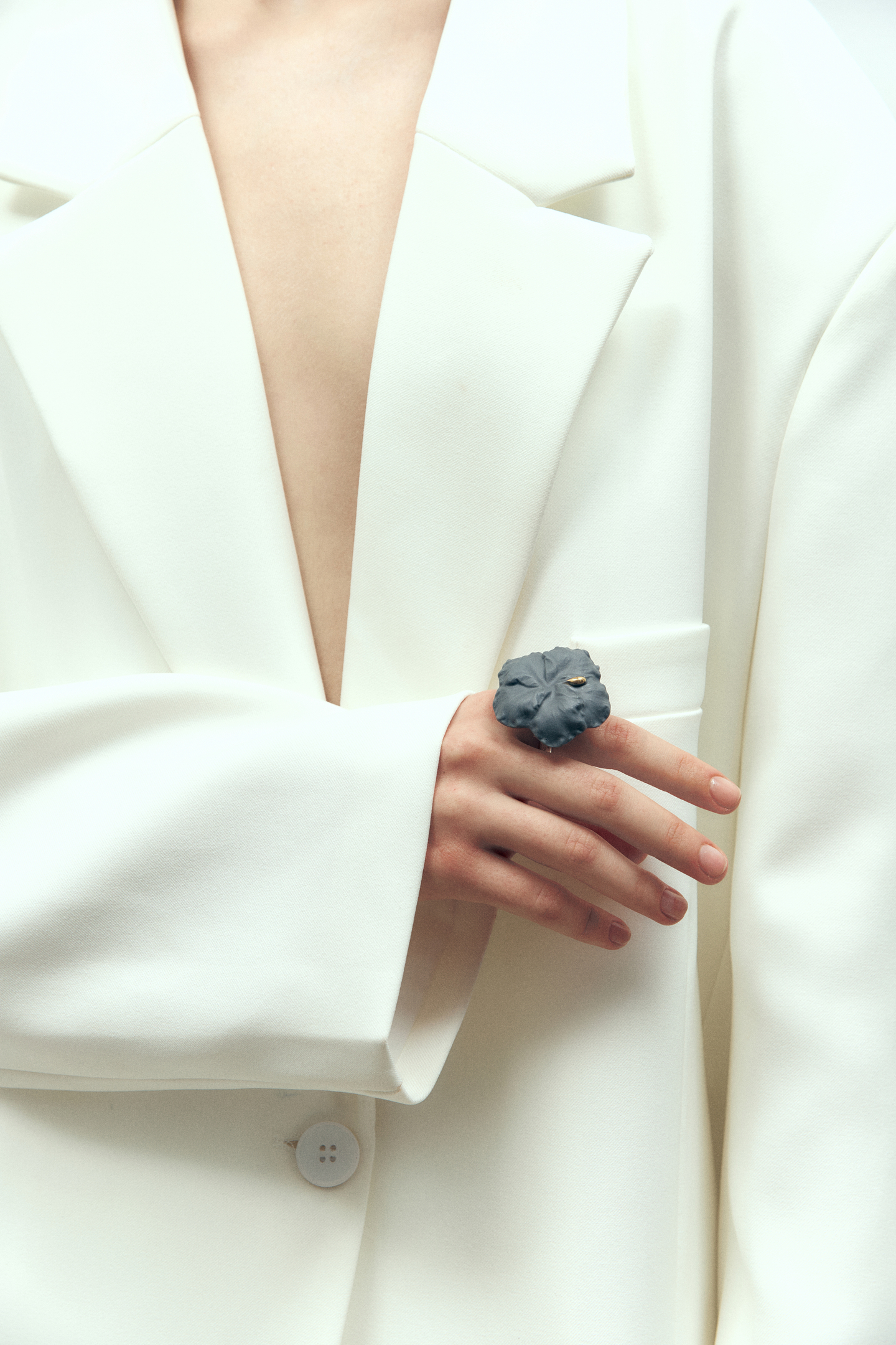 Кольцо Гибискус XL, серый фарфор