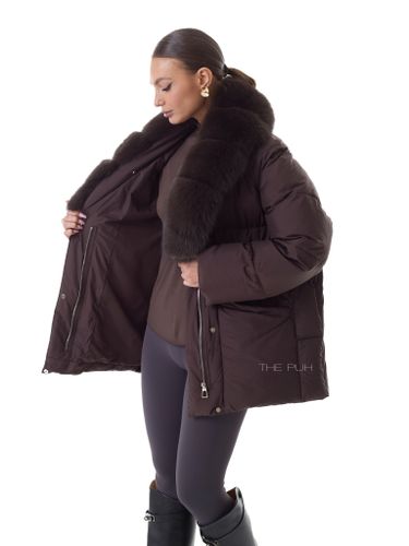 Винный удлиненный пуховик с поясом и меховым воротником