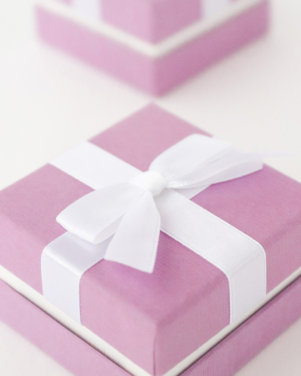 Квадратный картонный футляр с бантиком для украшений