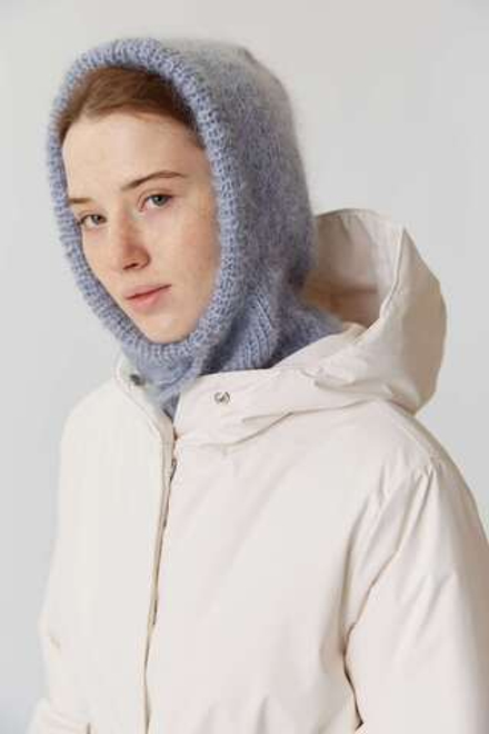 Капор голубого цвета из мохера