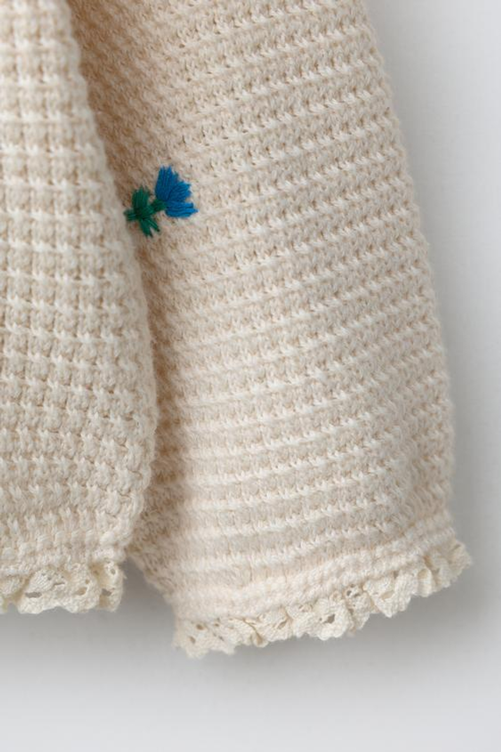 ZARA КАРДИГАН С ВЫШИВКОЙ В ВИДЕ ЦВЕТОВ И КРУЖЕВОМ, ЭКРЮ