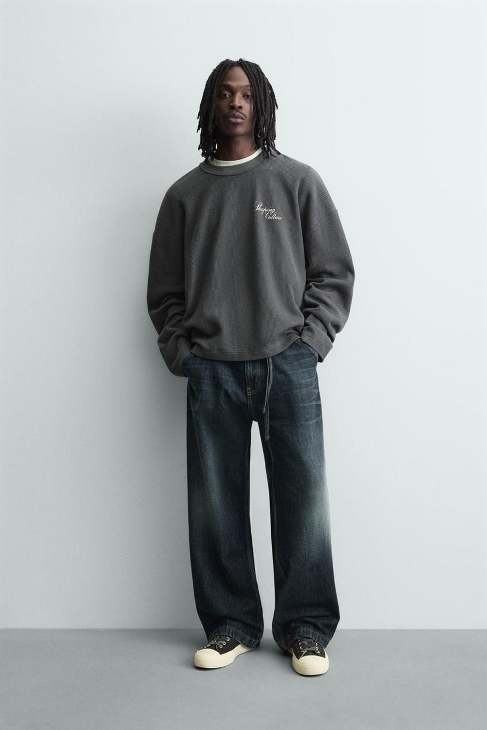 ZARA ТОЛСТОВКА С РЕЛЬЕФНОЙ ТКАНЬЮ И НАДПИСЬЮ, СВИНЦОВЫЙ