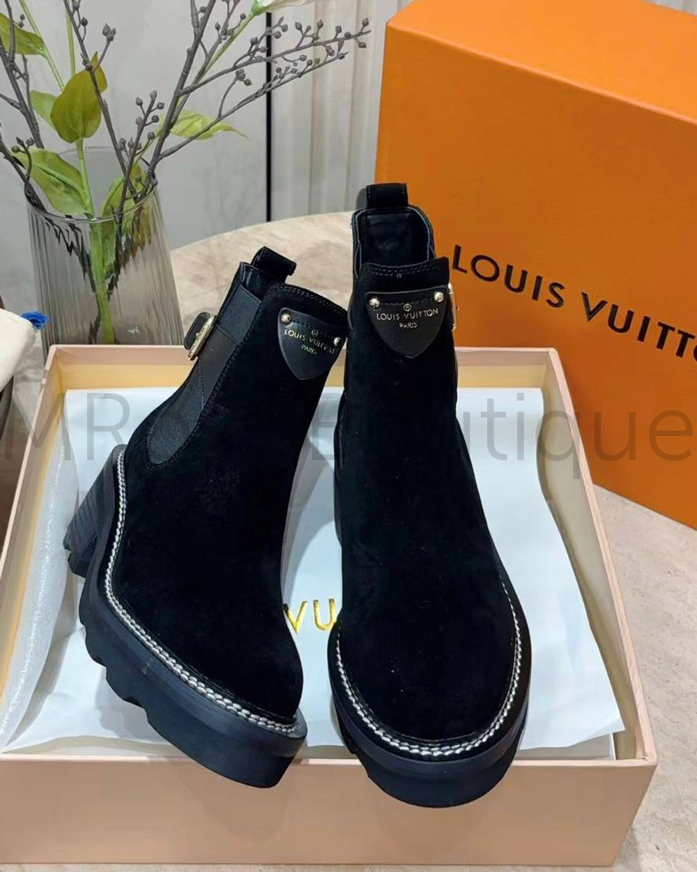 Женские ботинки Louis Vuitton Beaubourg замшевые черного цвета