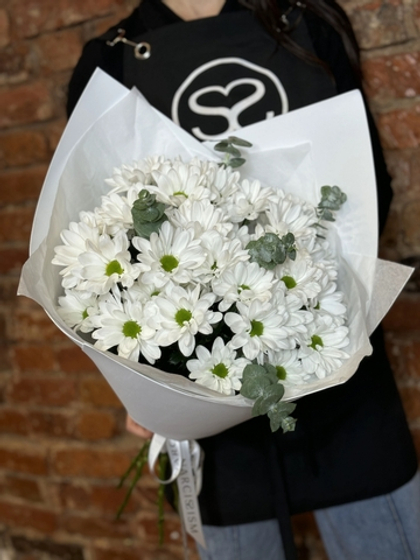 Букет хризантем с эвкалиптом