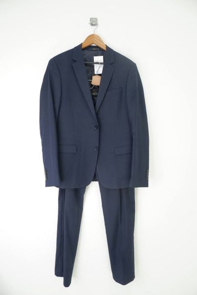 Скидки на брендовые мужские костюмы в «Ожуре»: фасоны, размеры, с чем носить