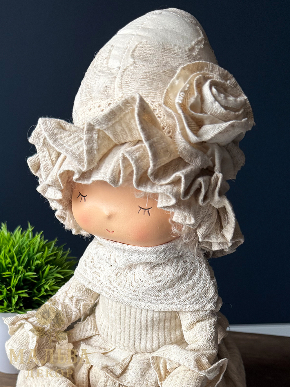 Кукла декоративная сидящая 21х16х37 см