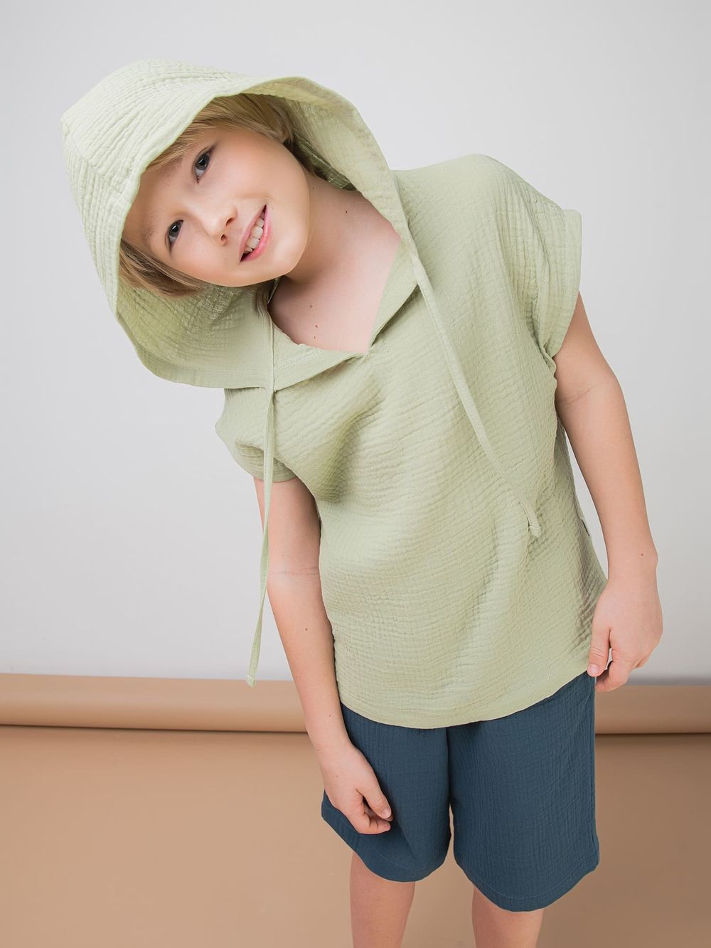 Рубашка муслиновая без рукавов с капюшоном "Шалфей" 7+