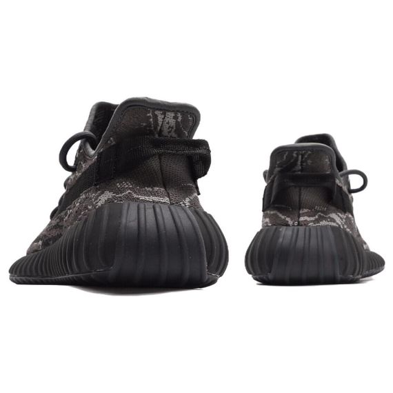 Кроссовки adidas originals YEEZY BOOST 350 V2 - это универсальный топ черного цвета.