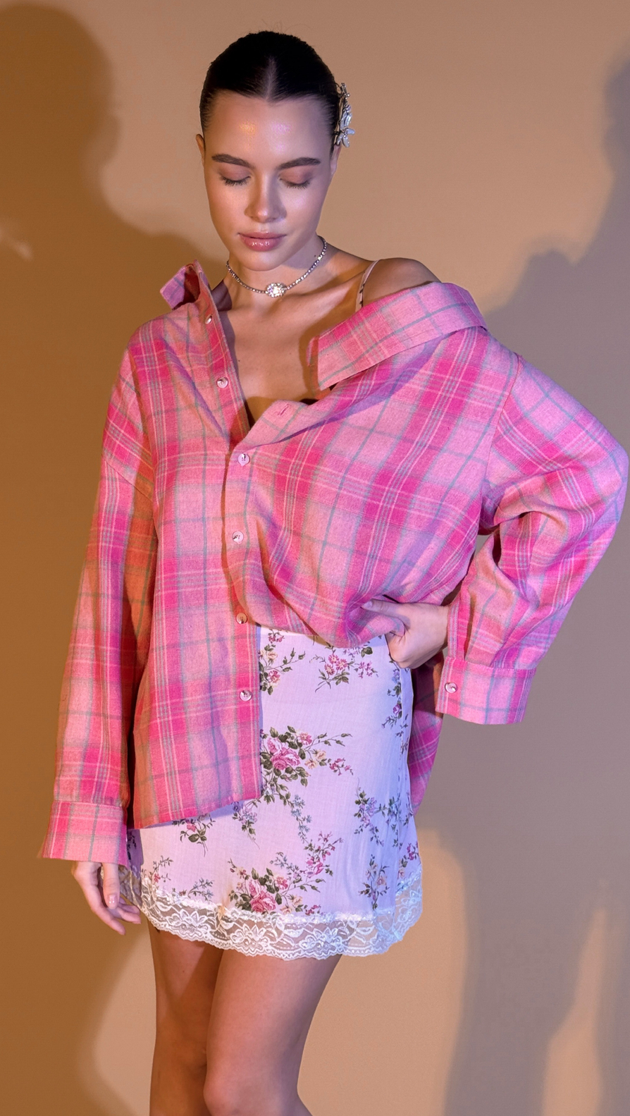 Рубашка в клетку оттенок малиновый сорбет осень 2025