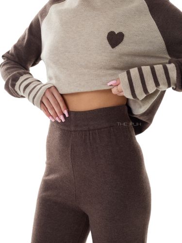 Шоколадный трикотажный костюм с сердцем