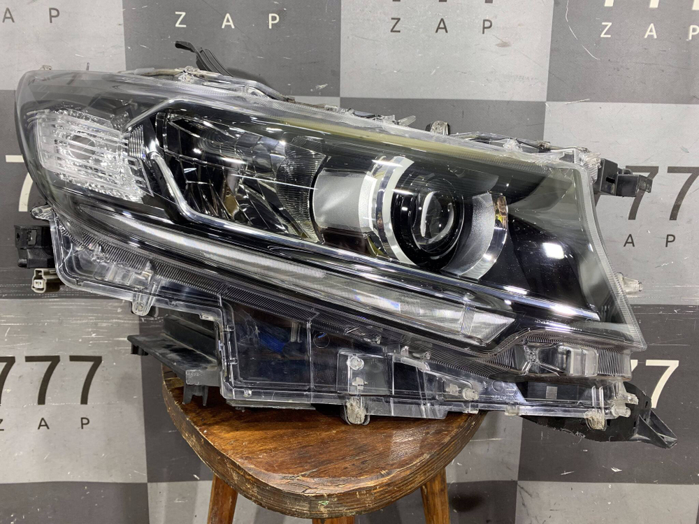 Фара правая LED Toyota Land Cruiser Prado 150 17-24 Б/У Оригинал 8114560N20