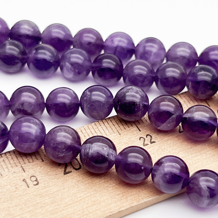 Аметист бусины, диаметр около 8,4-8,6 мм, цена за 22-23 шт (1/2 нити)